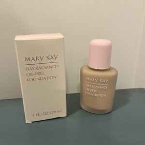 MARY KAY Day Radiance Oil Free Liquid Foundation‎ Soft Ivory